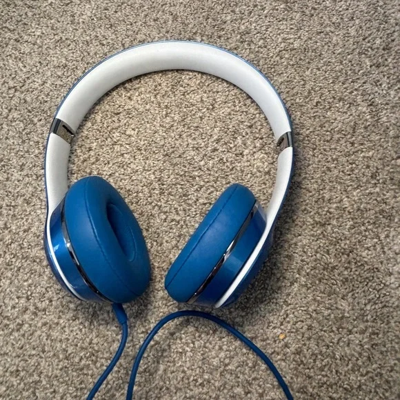 Beats by Dr. Dre Solo2 Over the Ear Headphones Blue with Case - Picture 5 of 8
